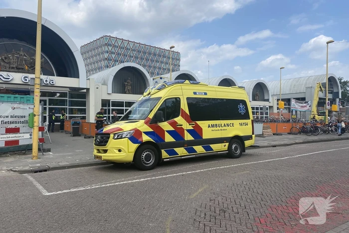 Donker getinte man gezocht na beroving NS-station