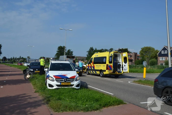 Personenauto in botsing met persoon op scootmobiel