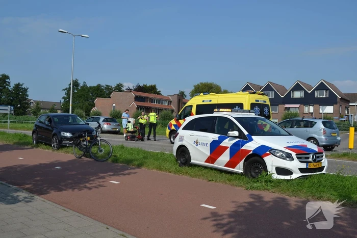 Personenauto in botsing met persoon op scootmobiel