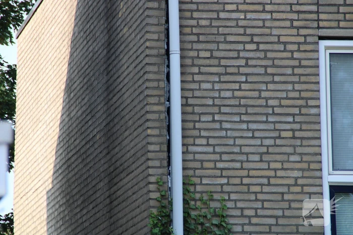 Brandweer sluit steeg af door instortingsgevaar