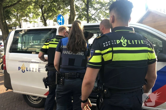 Persoon springt gracht in door aanhouding