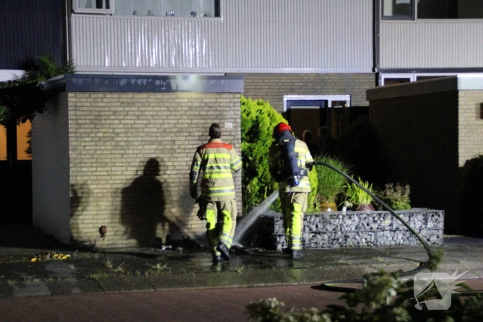 Schade aan muur door brandende papiercontainer