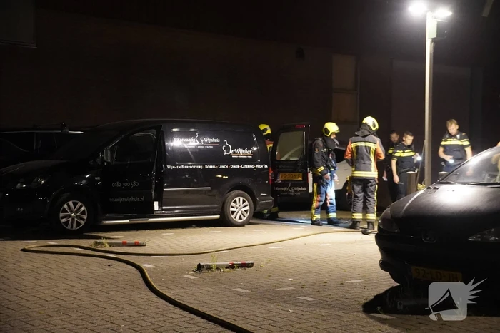 Lading in bestelbus vliegt in brand