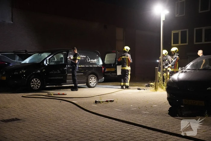 Lading in bestelbus vliegt in brand