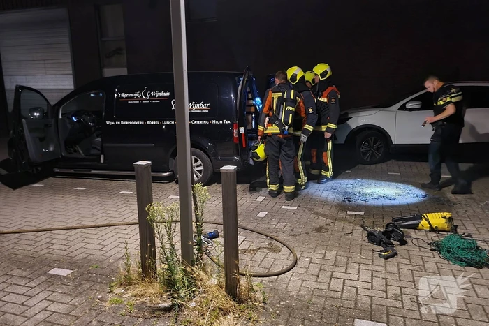 Lading in bestelbus vliegt in brand