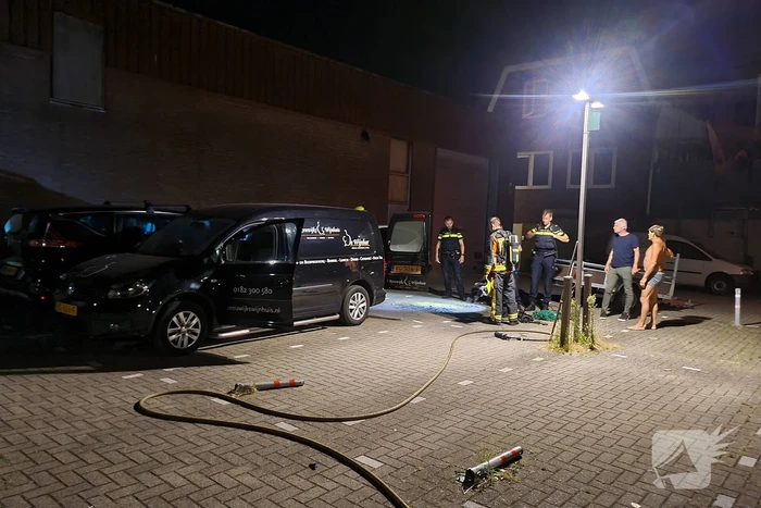 Lading in bestelbus vliegt in brand