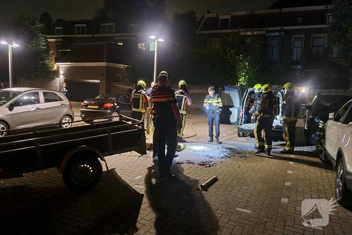Lading in bestelbus vliegt in brand