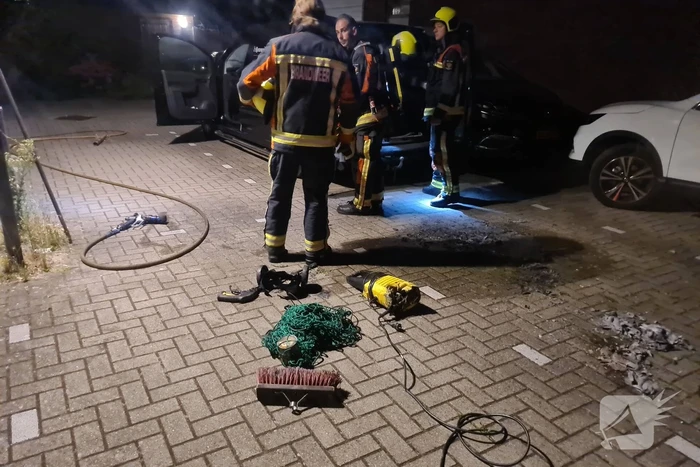 Lading in bestelbus vliegt in brand