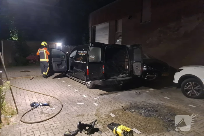 Lading in bestelbus vliegt in brand