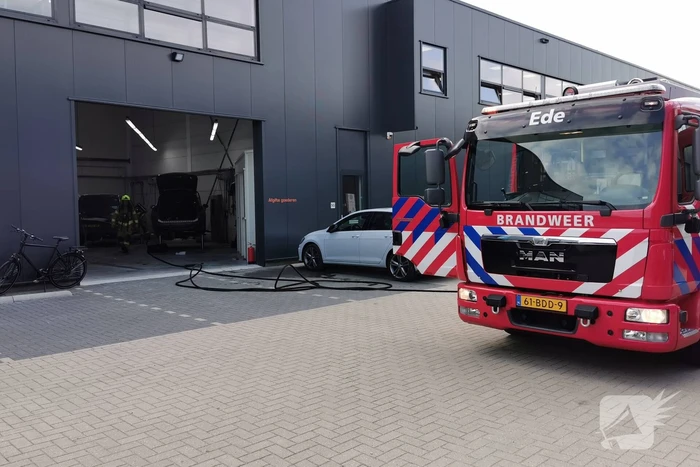 Brand door pelletkachel in autoschadebedrijf