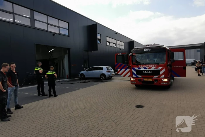 Brand door pelletkachel in autoschadebedrijf