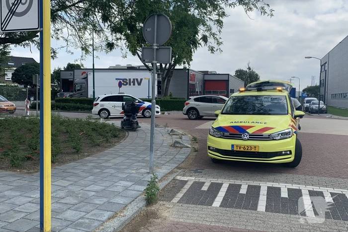 Bestuurder scootmobiel naar ziekenhuis na aanrijding met automobilist