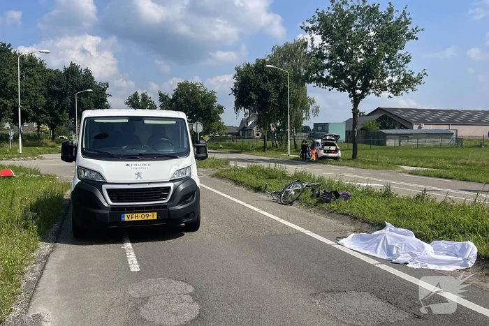 Vrouw op fiets overleden bij aanrijding met bestelbus