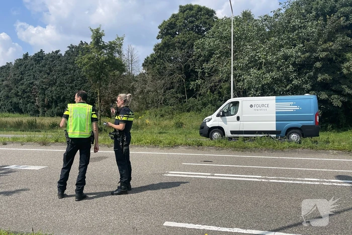 Vrouw op fiets overleden bij aanrijding met bestelbus