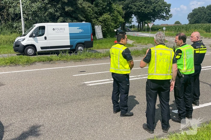 Vrouw op fiets overleden bij aanrijding met bestelbus