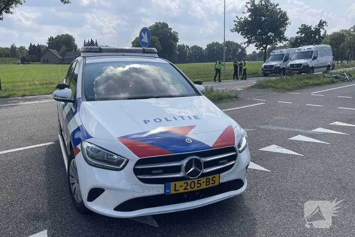 Vrouw op fiets overleden bij aanrijding met bestelbus