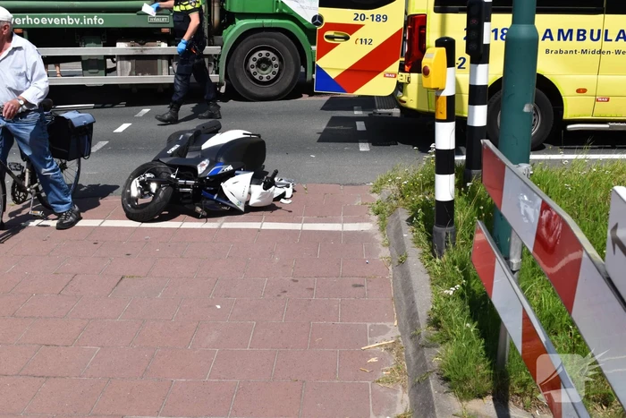 Les-scooterrijdster gelanceerd tegen vrachtwagen