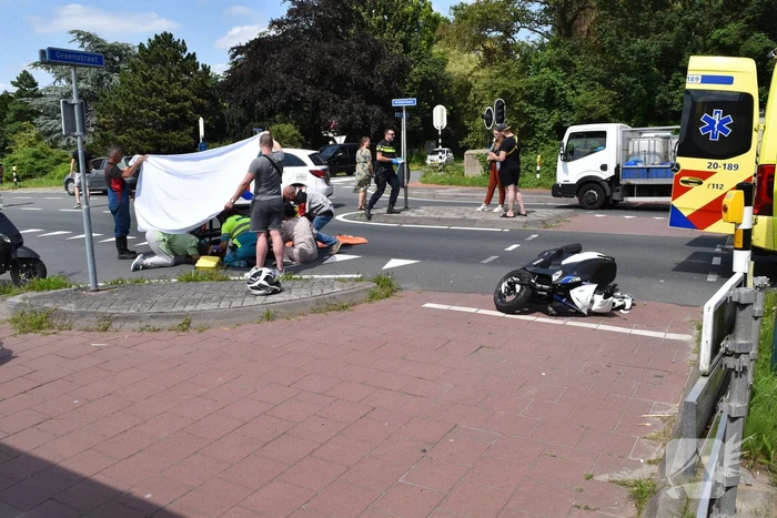 Les-scooterrijdster gelanceerd tegen vrachtwagen