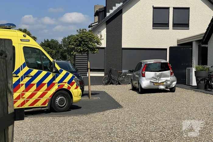 Bestuurster rijdt van schrik door na kop-staart ongeval