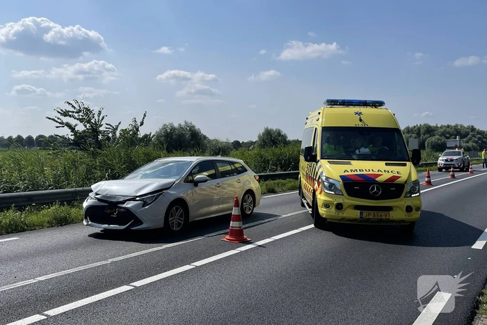 Bestuurster rijdt van schrik door na kop-staart ongeval