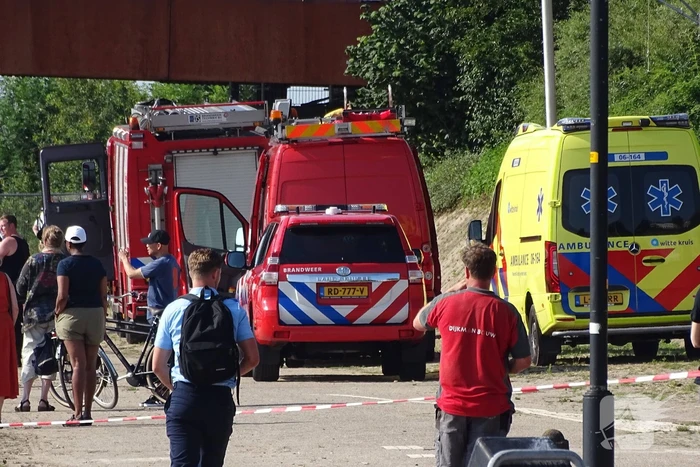 Binnenvaartschip verliest auto en stuurhut na aanvaring met brug