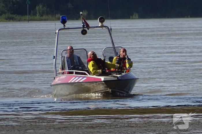 Binnenvaartschip verliest auto en stuurhut na aanvaring met brug