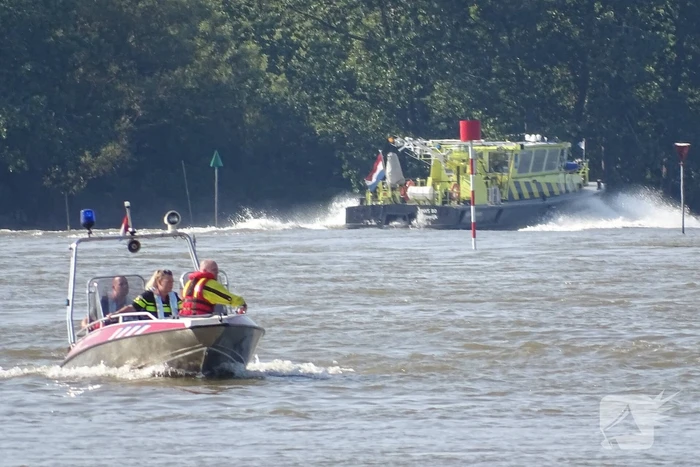 Binnenvaartschip verliest auto en stuurhut na aanvaring met brug