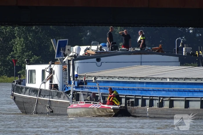 Binnenvaartschip verliest auto en stuurhut na aanvaring met brug