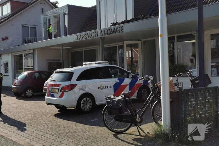 Man geboeid uit woning gehaald