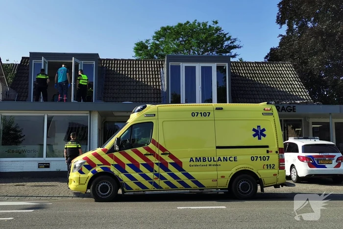 Man geboeid uit woning gehaald