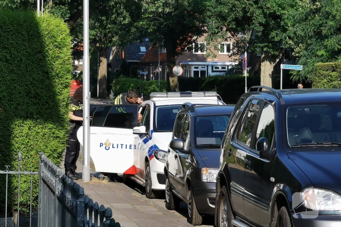 Man geboeid uit woning gehaald