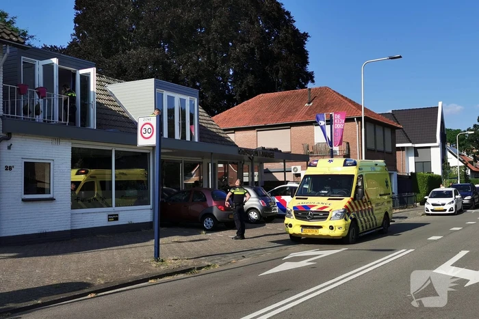 Man geboeid uit woning gehaald
