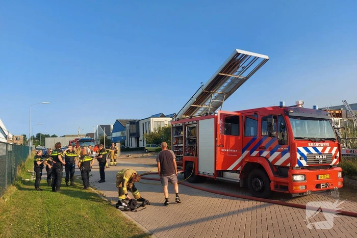 Brand in dak van bedrijfspand