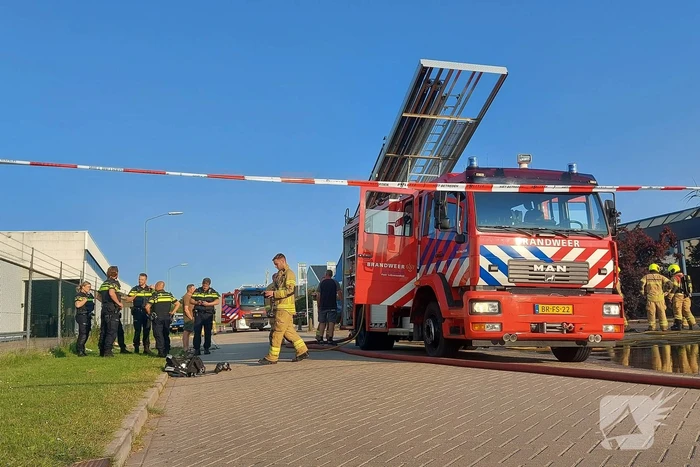 Brand in dak van bedrijfspand