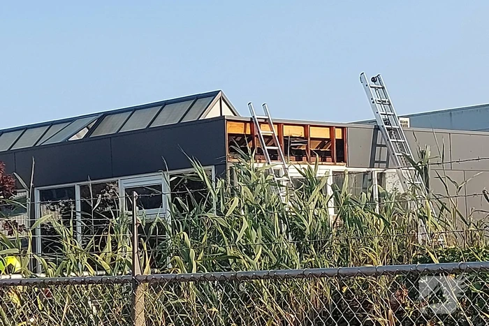 Brand in dak van bedrijfspand