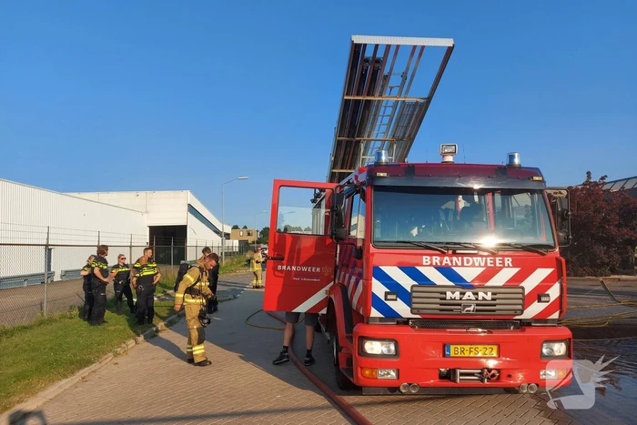 Brand in dak van bedrijfspand