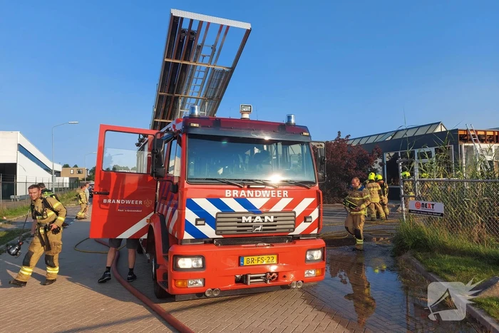 Brand in dak van bedrijfspand