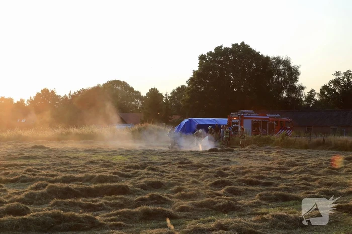 Enorme rookwolken door brand in gemaaid gras