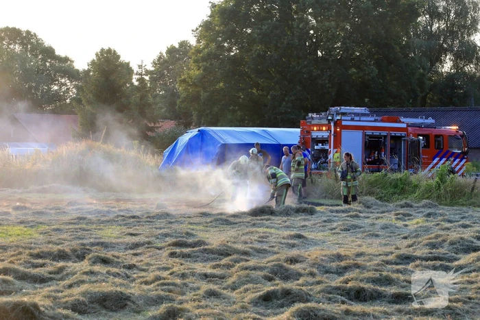 Enorme rookwolken door brand in gemaaid gras