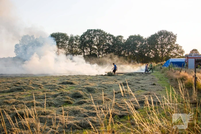 Enorme rookwolken door brand in gemaaid gras