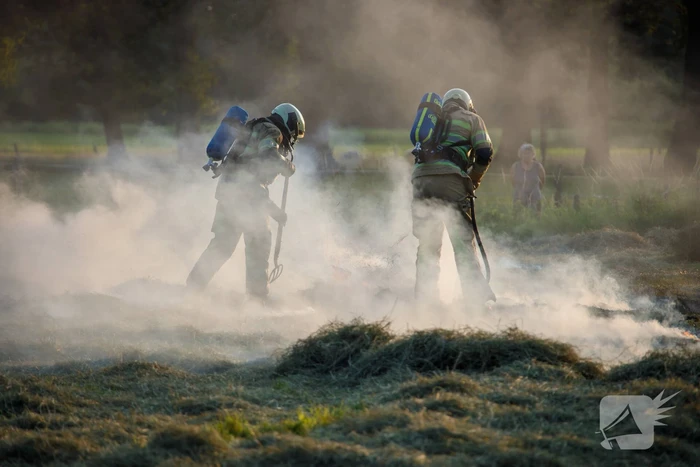 Enorme rookwolken door brand in gemaaid gras