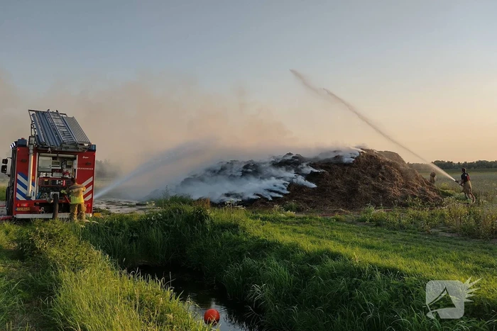 Hevige brand in berg met hooi