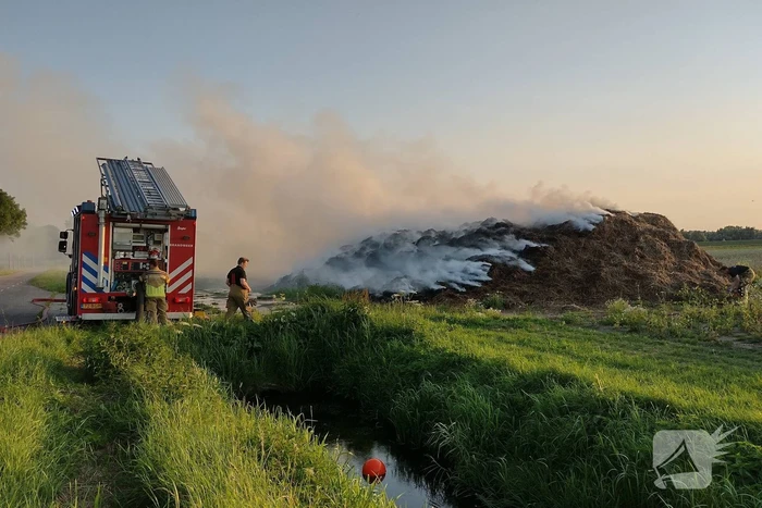 Hevige brand in berg met hooi
