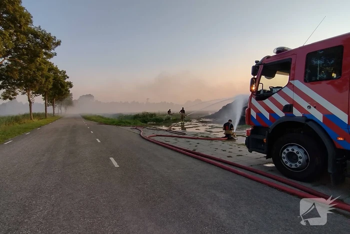 Hevige brand in berg met hooi