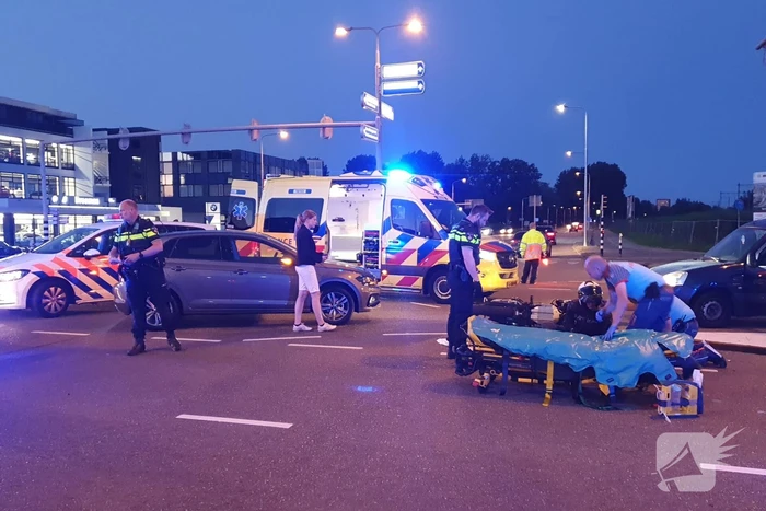 Motorrijder gewond bij botsing met auto