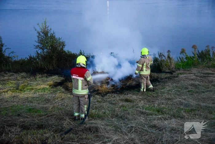 Jongeren steken riet in brand