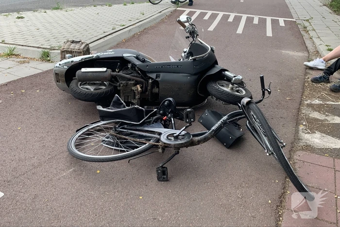 Scooterrijdster en fietsster komen met elkaar in botsing