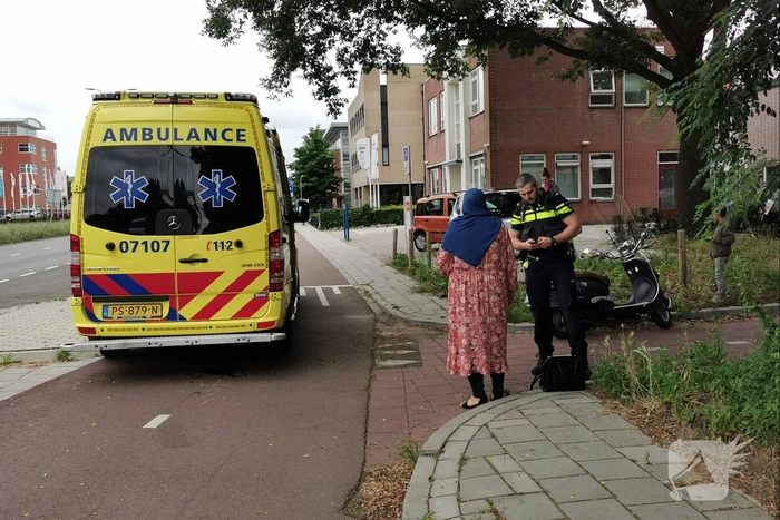 Scooterrijdster en fietsster komen met elkaar in botsing