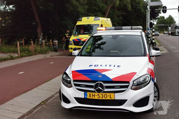 Scooterrijdster en fietsster komen met elkaar in botsing