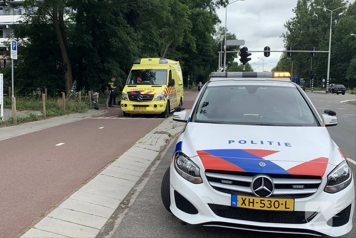 Scooterrijdster en fietsster komen met elkaar in botsing
